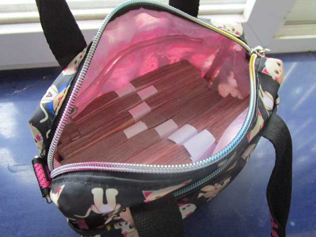 震惊! 莱西一商场储物柜惊现7万元现金