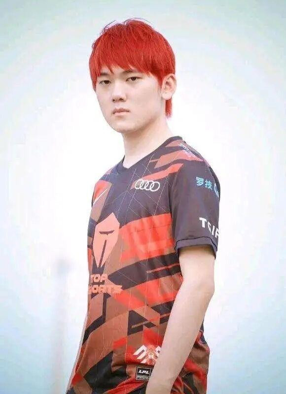 jackeylove选手在出征世界赛前,把头发染成了全红