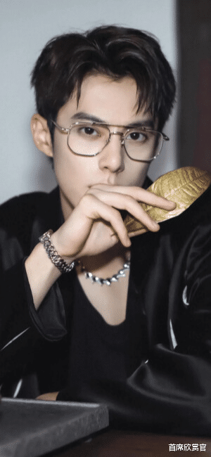 王鹤棣与大学同学相恋, 鸡腿成了他们的爱情信物!(王鹤棣最新路透)