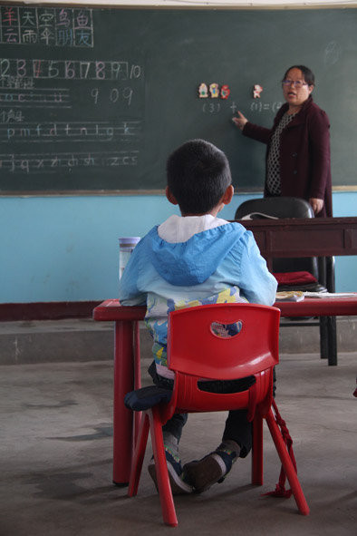 山西五寨县右所中心小学,闲置的教室要么空空荡荡,要么堆满旧桌椅.