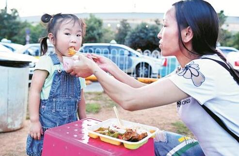 辛酸! 孩子无人照看 单亲妈妈带着三岁幼女开的士