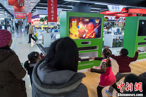 1月16日,孩子在北京某商场体验体感游戏机.中新社记者 崔楠 摄