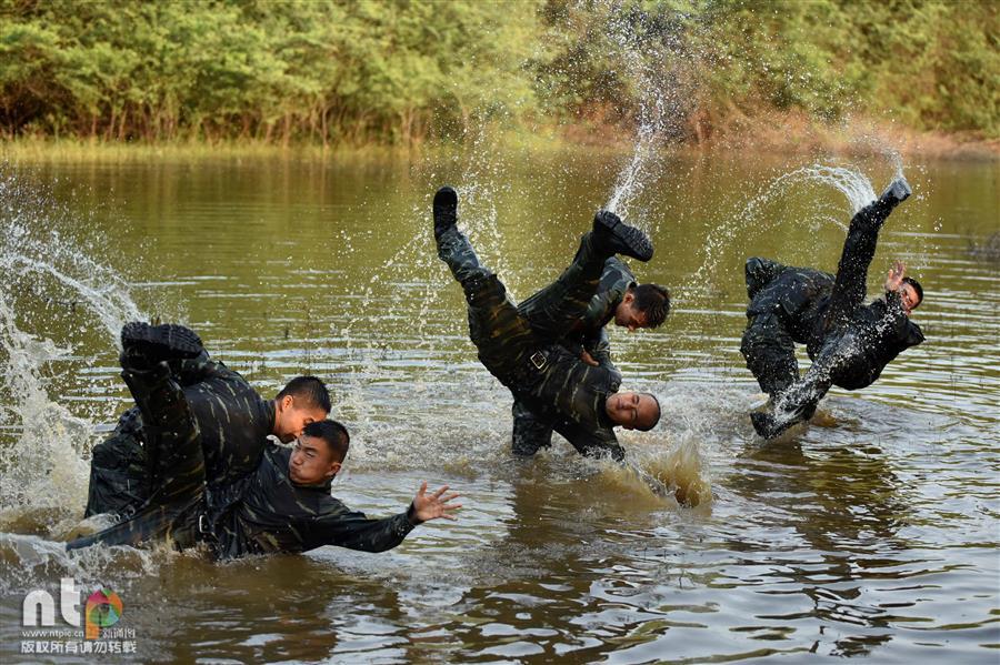 5月3日,武警特战队员在水中进行倒功训练.新通图/王俞