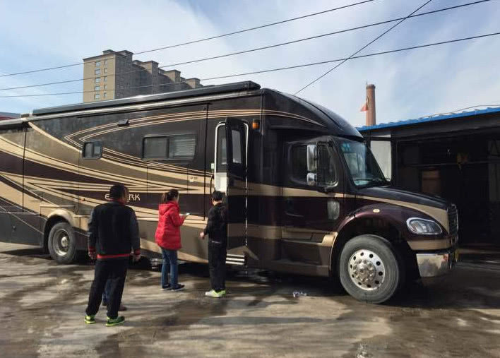 巨星成龙的房车全世界就一台, 加一次油要花两千元, 就像行走的皇宫