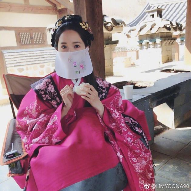 林允儿穿韩服半遮面 古装剧造型清纯动人