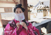 林允儿穿韩服半遮面 古装剧造型清纯动人