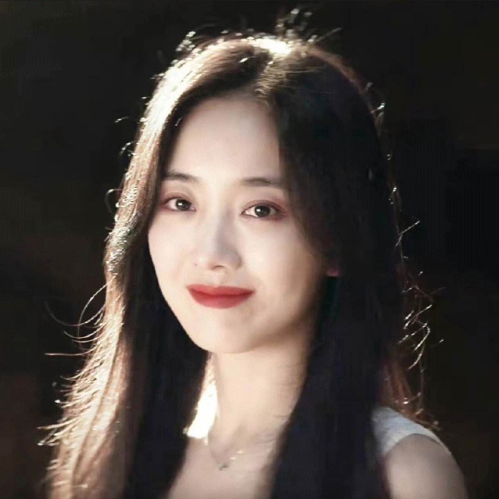 朱颜曼滋: 一站在那里就充满了故事感!(朱颜曼滋个人资料)