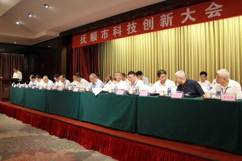 会议现场(记者张爱诗) (记者崔政浩/段美丹/刘忠楠