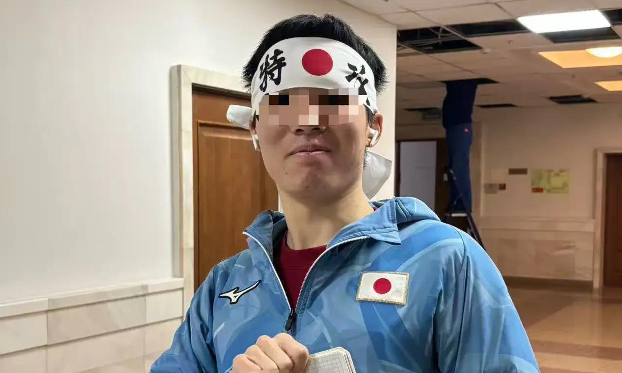 历史学家有祖国！留俄男生披旭日旗，5天被遣返