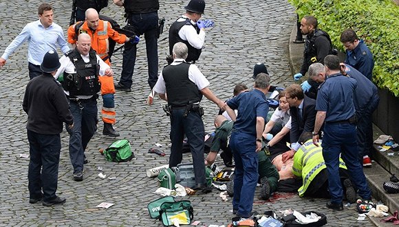 伦敦恐袭后: 目击者被吓呆 外交事务大臣为受伤警察人工呼吸