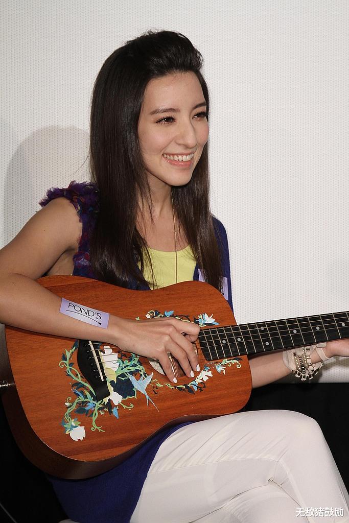 37 岁,周杰伦师妹,是南拳妈妈组合的主唱,2004年,梁心颐由周杰伦引荐