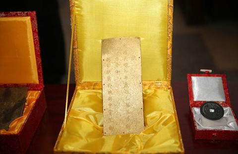 于是这枚虎钮"永昌大元帅"金印和他近期摸出的金