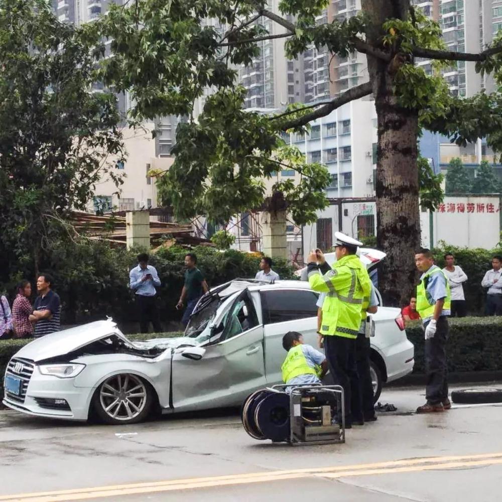 奥迪“空手接白刃”! 强悍德系车救车主一命!