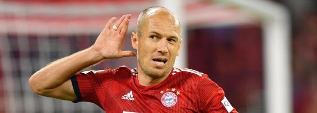 罗本效力于格罗宁根足球俱乐部,埃因霍温足球俱乐部,英超切尔西足球