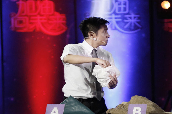 《加油! 向未来》撒贝宁玩纸尿裤 究竟是不是防火材料?