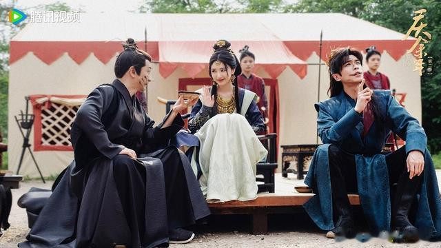 �߲���������װ������, Фս��������������������������ڴ�˭?