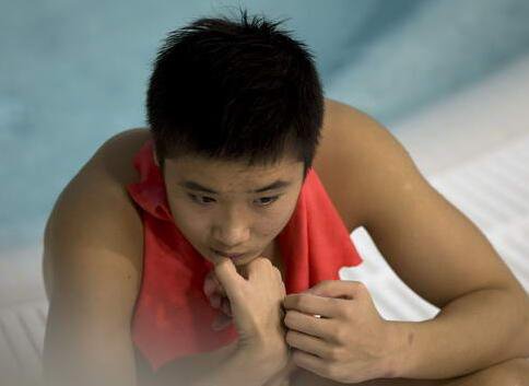 男子双人三米板的比赛当中,中国组合秦凯/曹缘在三个动作上出现失误