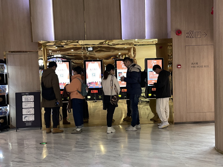 ���վ��ù۲�|��Ʒ�ʡ� ����Ȧ��, ������Ӱ�����ʵ�֡�˫�򱼸���(�й���Ӱ �Ϻ���Ӱ)