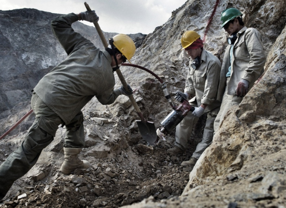 因此,阿富汗虽然贫穷,但因为其地理位置和丰富资源,依旧成为各国争夺