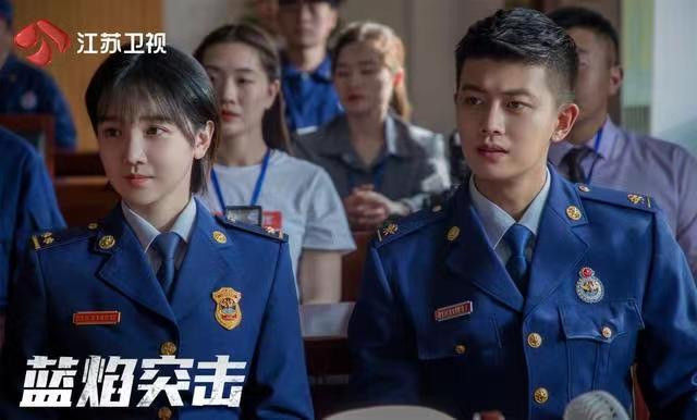 �μ��׾��е�Ů�����ǶԱ�!