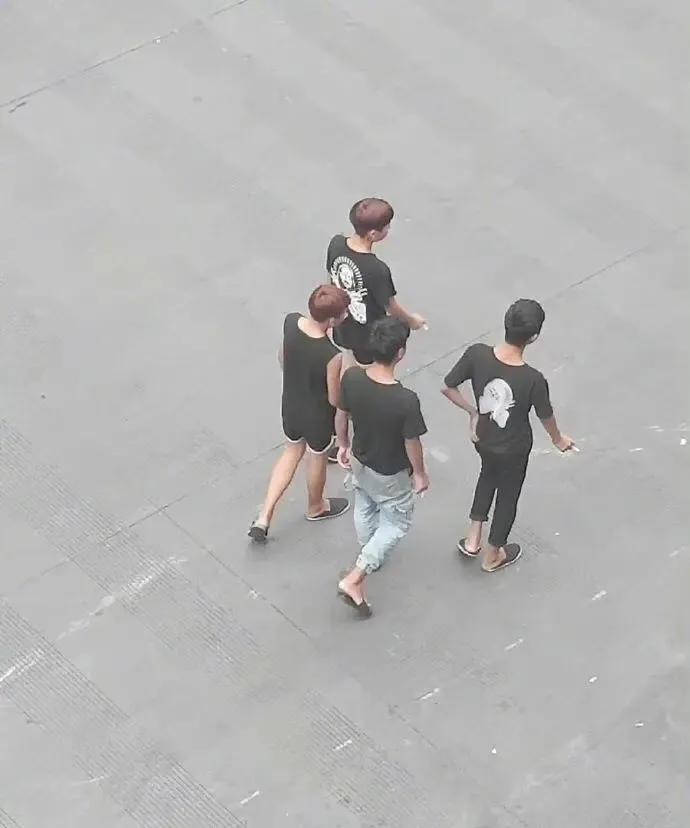 以前18岁的时候天天不是打游戏，就是泡妞，钱都花在泡妞，游戏上了，见天吃喝玩乐，