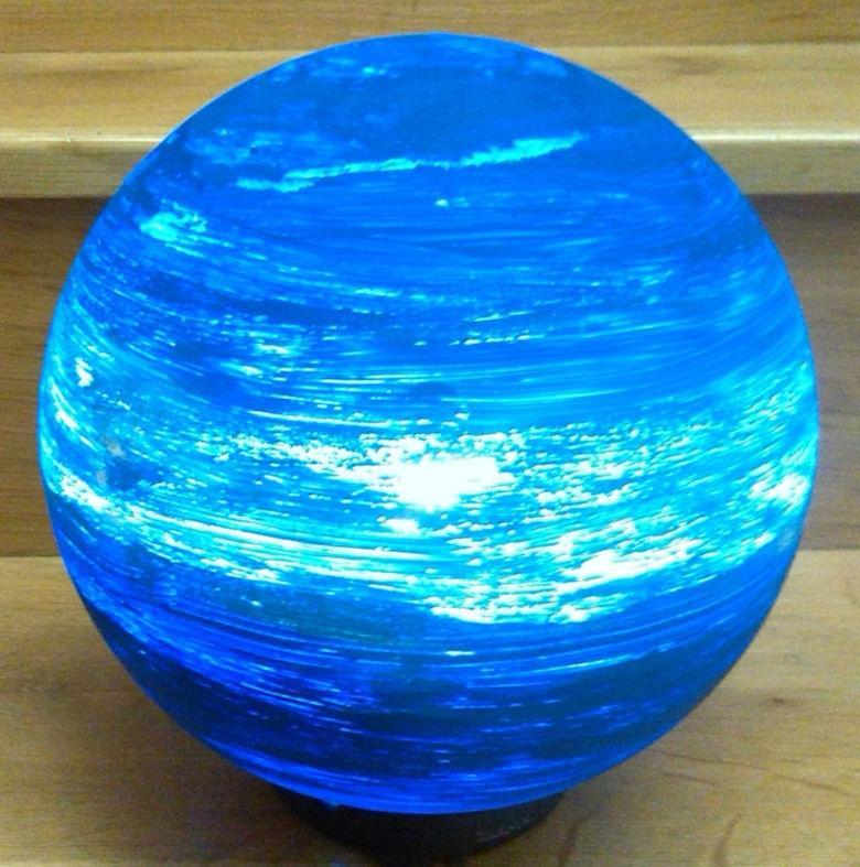 艺术家设计出行星造型的夜灯, 唯美梦幻, 仿佛能拥抱整个太阳系