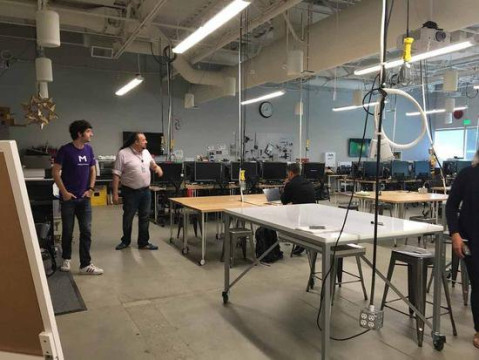 任何谷歌员工都可以使用实验室,他们还可以在这里举办各种展示会.