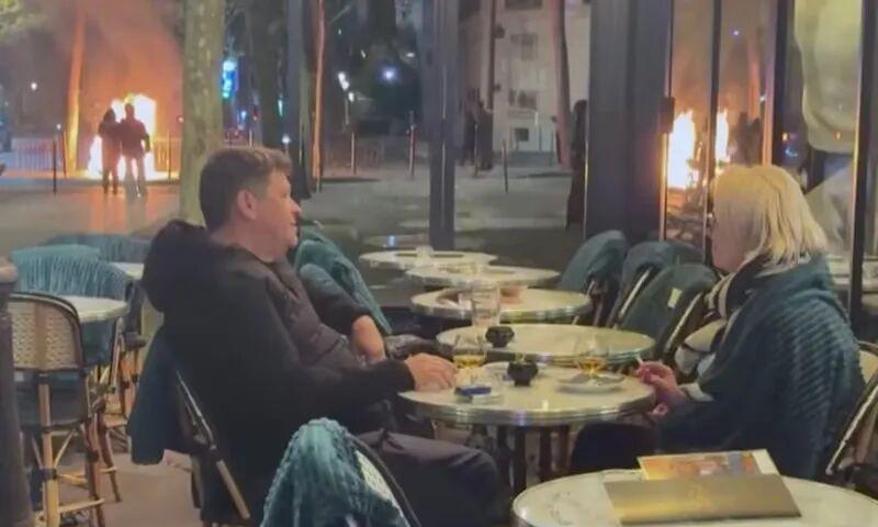 垃圾桶在烧，情侣在喝！法国55万人抗议现魔幻一幕：见怪不怪才是常态