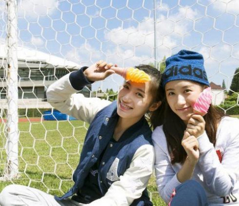 复旦双胞胎姐妹晒学士服自拍照走红