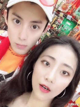 王鹤棣与大学同学相恋, 鸡腿成了他们的爱情信物!(王鹤棣最新路透)