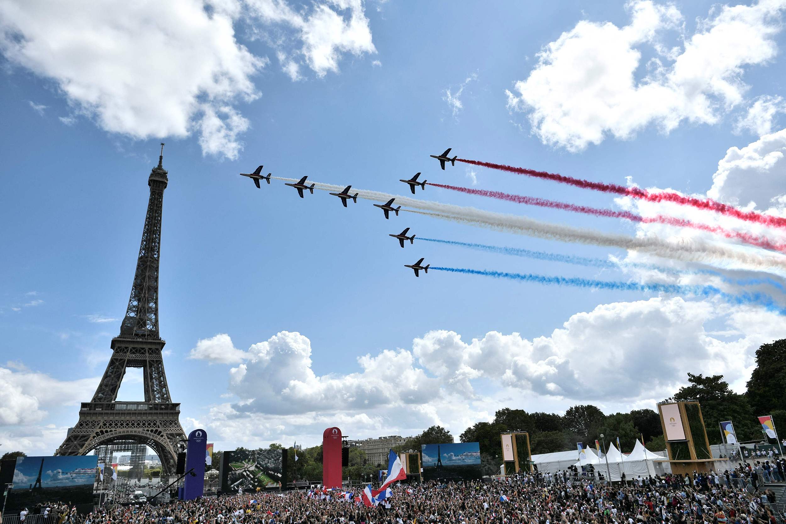 “巴黎8分鐘”, 法國出動空軍飛行表演隊上演精彩“雲端秀”-圖1