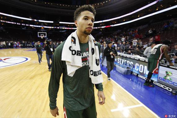 迈卡威在赛前出现在公牛队的更衣室里.