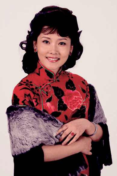 54岁冻龄美女何赛飞全家近照, 为事业婚后十年产子, 18岁儿随母姓