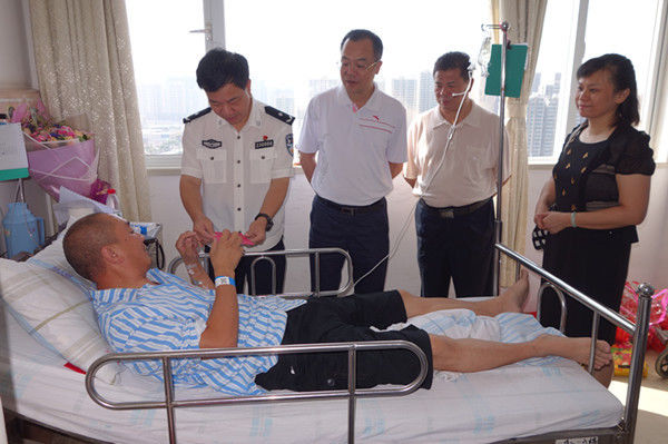 [肇庆警事]局领导率队慰问病倒在岗民警