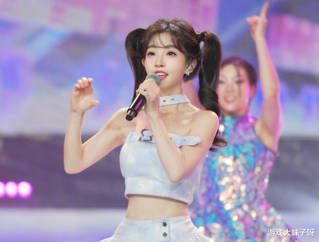 冯提莫户外直播真实照片, 头和身体严重不匹配, 4头身只有150cm(网红冯提莫个人资料)