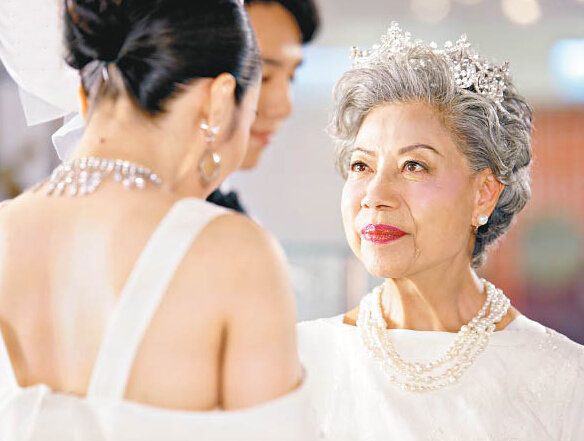 起码60次! 老戏骨罗兰40年都献给了英女王