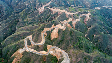 圖為沿黃公路與黃河乾坤灣相互映襯,更顯大地的壯美.