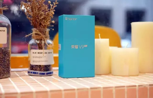 白花花大腿与荣耀V9 play合拍, 太庸俗了!