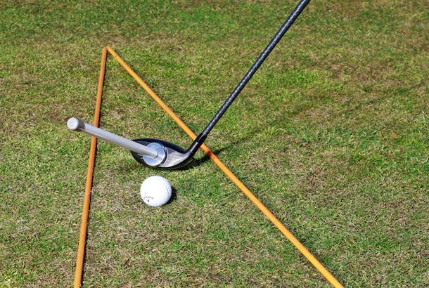 为什么强劲有力的右曲球的距离可以和左曲球一样远?