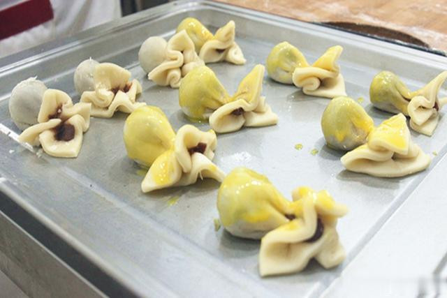 烤箱提前预热,温度调到160度,上下层同时加热把金鱼酥放入烤箱中烤制