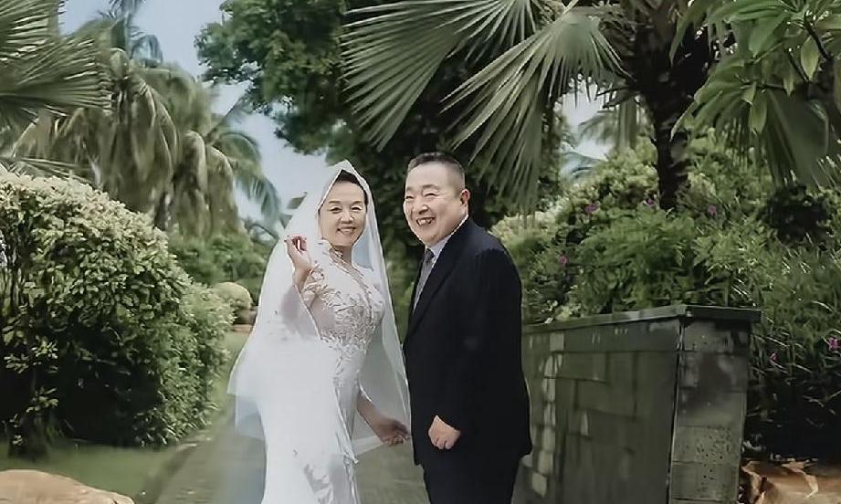 70岁董浩补拍婚纱照！43年前嫌15元贵，如今穿白纱夸妻漂亮