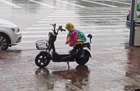 请客被儿子偷买了单，爸爸知道后跪地痛哭：监控下的一幕幕，刺痛亿万父母心