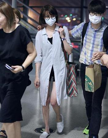 郑爽短发俏丽再秀麻杆腿 被助理护送上车