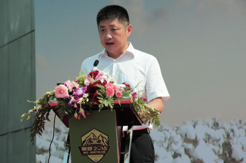 张家港保税区彭局与棉庄创始人兼ceo陈天立交谈