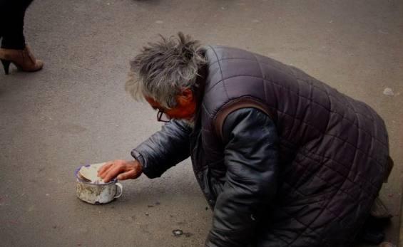 乞丐捡垃圾图片
