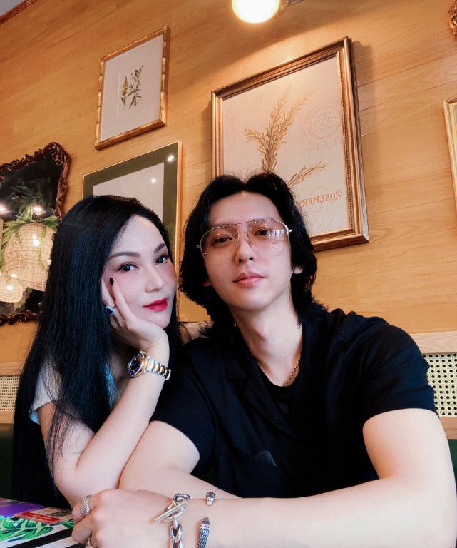 张淇罕晒与老婆合照秀恩爱,淇嫂坐街头托腮微笑,俩人好有夫妻相_zzd