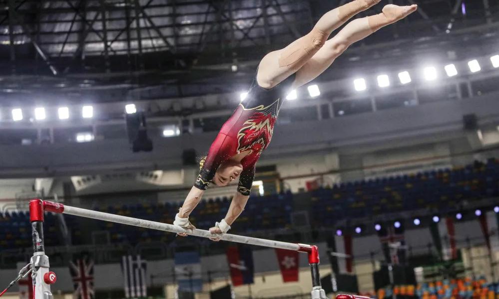 中国女团力压美国夺冠!高低杠却20年首缺席决赛,差距在哪