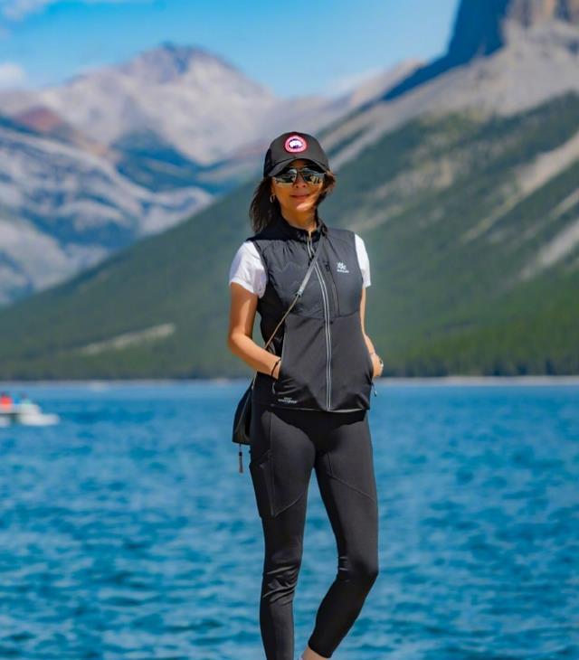 56岁刘嘉玲山间跑步!