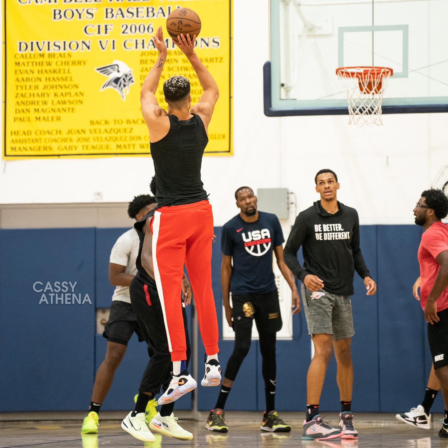 跳投美如画!小迈克尔-波特与kd,欧文,特雷-杨一起训练_zzd_学生时代