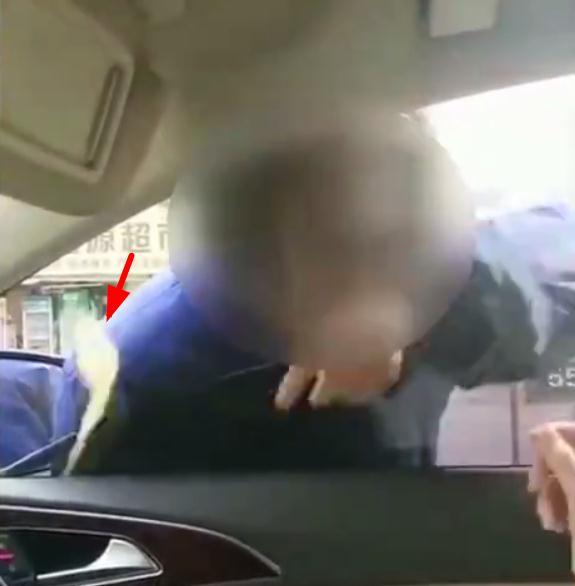 给1元反被骂、组团堵路收费, 开车遇上这种行乞者, 还给钱吗?